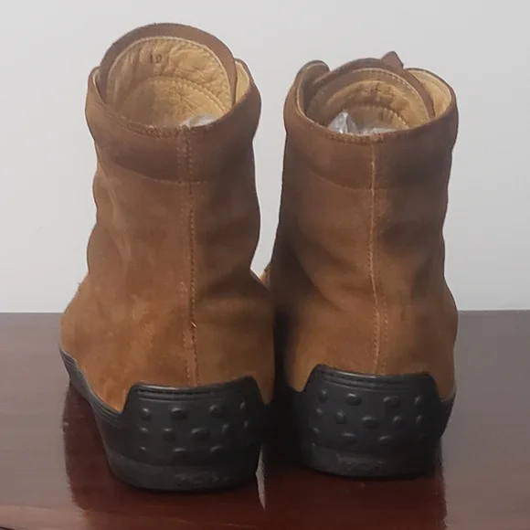 Tod's Men's Tan Suede Chukka Boots with Vibram Soles Size 10